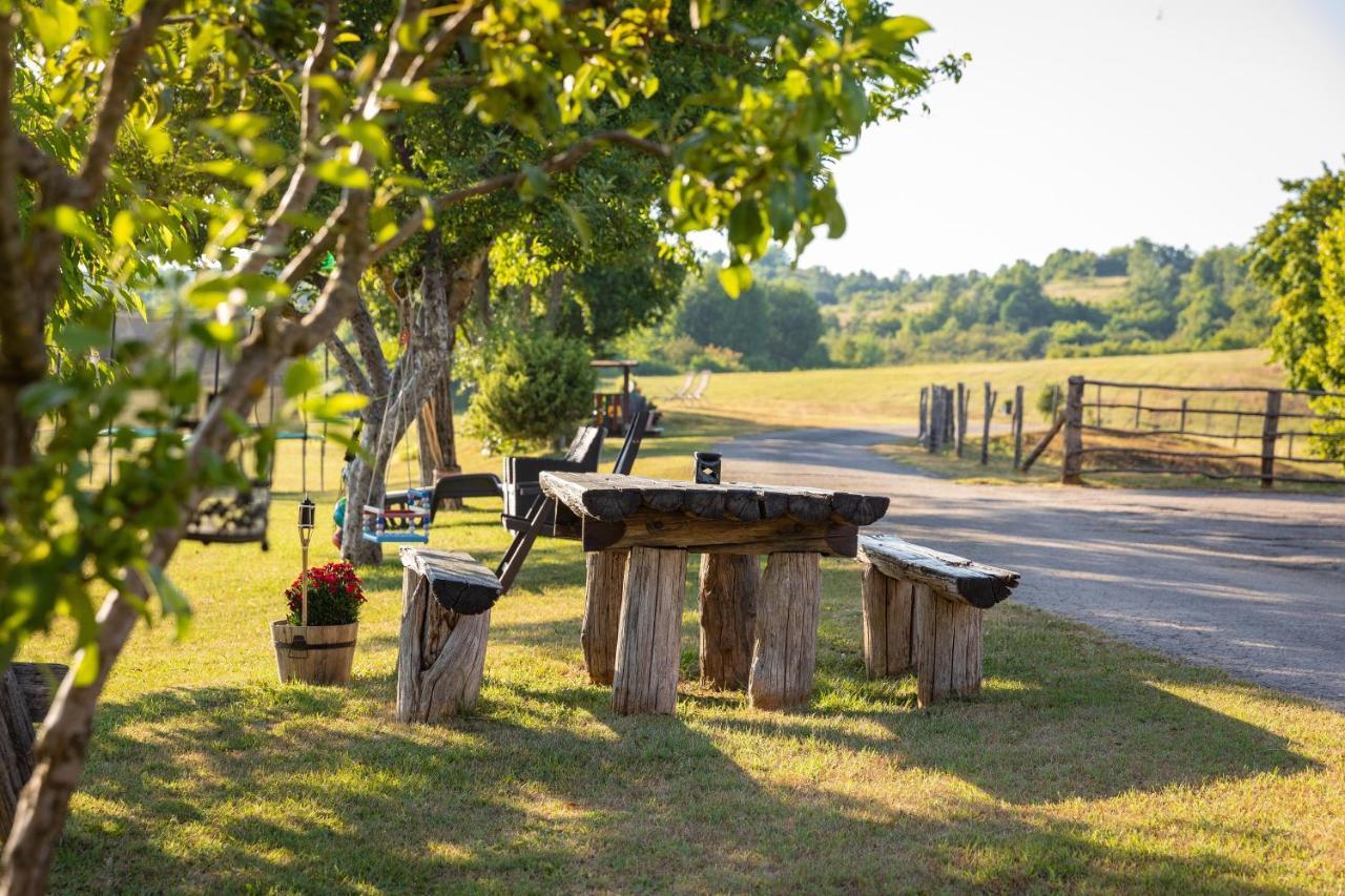 Farmstay Kotic Szluin Kültér fotó